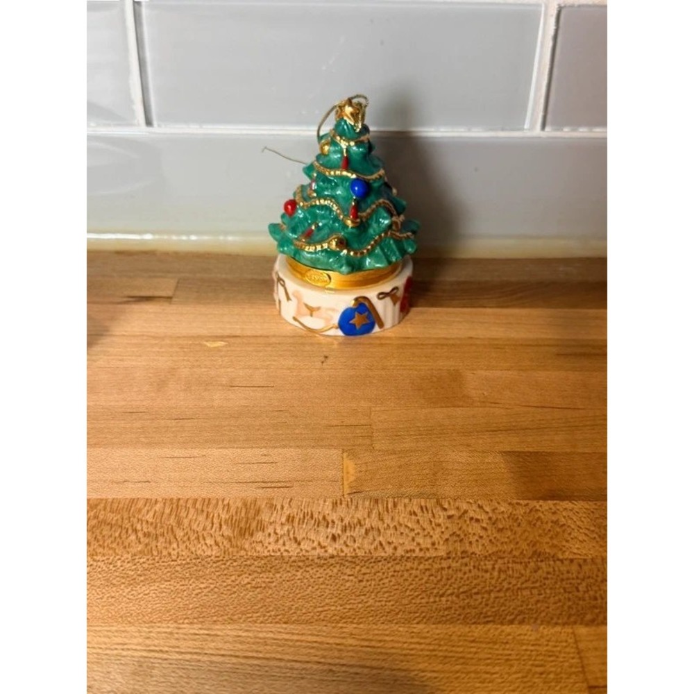 Avon Christmas Tree Trinket Box Ornament Hinged Ceramic Holiday Decor Green